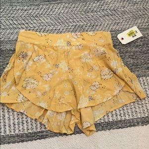 New with tags billabong flowy yellow flower shorts